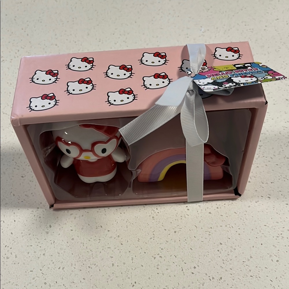 HELLO KITTY HEART EYES RAINBOW Salt & Pepper Shakers NWT - Picture 5 of 8